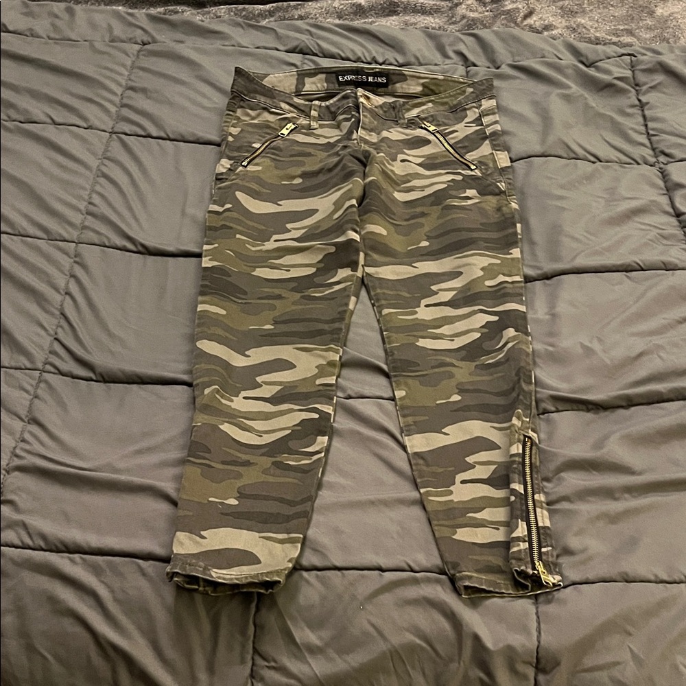 Express Camouflage Ankle Legging Stella Low Rise with Gold Zipper Details